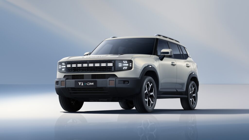Grande y robusta, la nueva  T1 i-DM 2026 de JEOTOUR está lista para cualquier aventura con un aspecto todoterreno. Factor Automotor