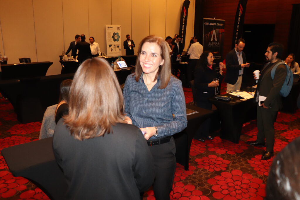 (Der.) Evelin Nava, directora de compras de Stellantis durante el Mathcmaker de Proveedores en CDMX. Factor Automotor