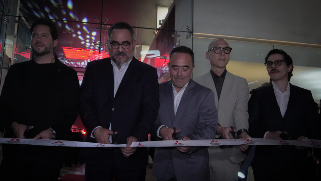 Corte de listón encabezada por Akhin Vázquez.