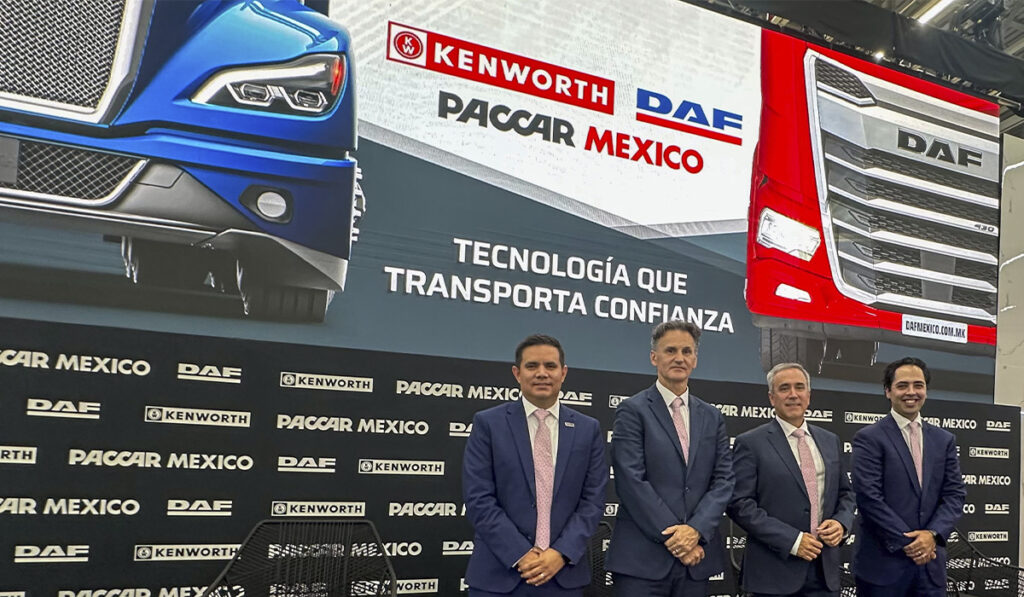 aúl Ayala, director de Ingeniería; Juan Eduardo Florentini, director general adjunto comercial; Alejandro Novoa, director general de PACCAR México; y Javier Valadez, director de operaciones, durante la presentación de resultados, estrategia industrial y proyecciones para 2025 en Expo Transporte ANPACT 2025.”