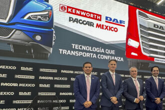 Raúl Ayala, director de Ingeniería; Juan Eduardo Florentini, director general adjunto comercial; Alejandro Novoa, director general de PACCAR México; y Javier Valadez, director de operaciones, durante su participación en Expo Transporte ANPACT 2025 Factor automotor