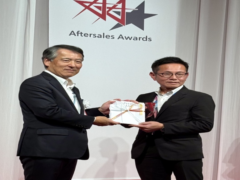 (Izq.) Yoshihiko Watanabe, CEO de ISUZU Motors de México, recibió el premio Triple Estrella. Factor Automotor