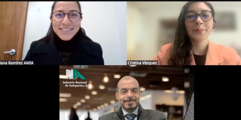 (De izq. a der.) Diana Ramírez, gerente de estudios económicos de AMIA; Cristina Vázquez, coordinadora de estudios económicos de la AMDA; y Gabriel Padilla, director general de la INA. Factor Automotor