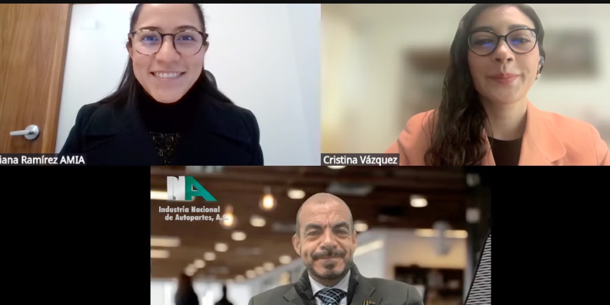 (De izq. a der.) Diana Ramírez, gerente de estudios económicos de AMIA; Cristina Vázquez, coordinadora de estudios económicos de la AMDA; y Gabriel Padilla, director general de la INA. Factor Automotor