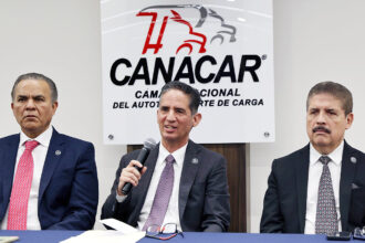 Ramiro Montemayor presenta solicitud de licencia en CANACAR junto a Ernesto Gaytán Palomo y Jorge Alberto Casares López Factor Automotor