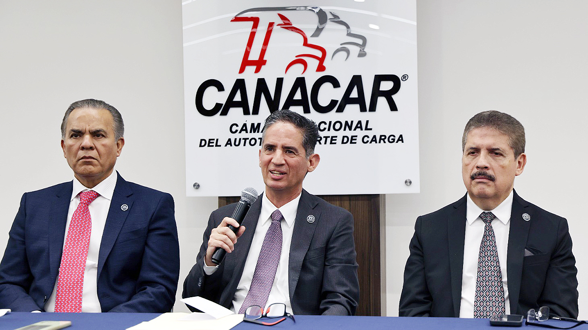 Ramiro Montemayor presenta solicitud de licencia en CANACAR junto a Ernesto Gaytán Palomo y Jorge Alberto Casares López Factor Automotor