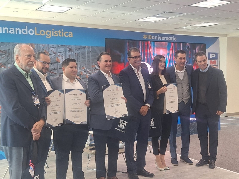 Se le entregó un reconocimiento de participación a cada uno de los ponentes del evento Desayunando Logística