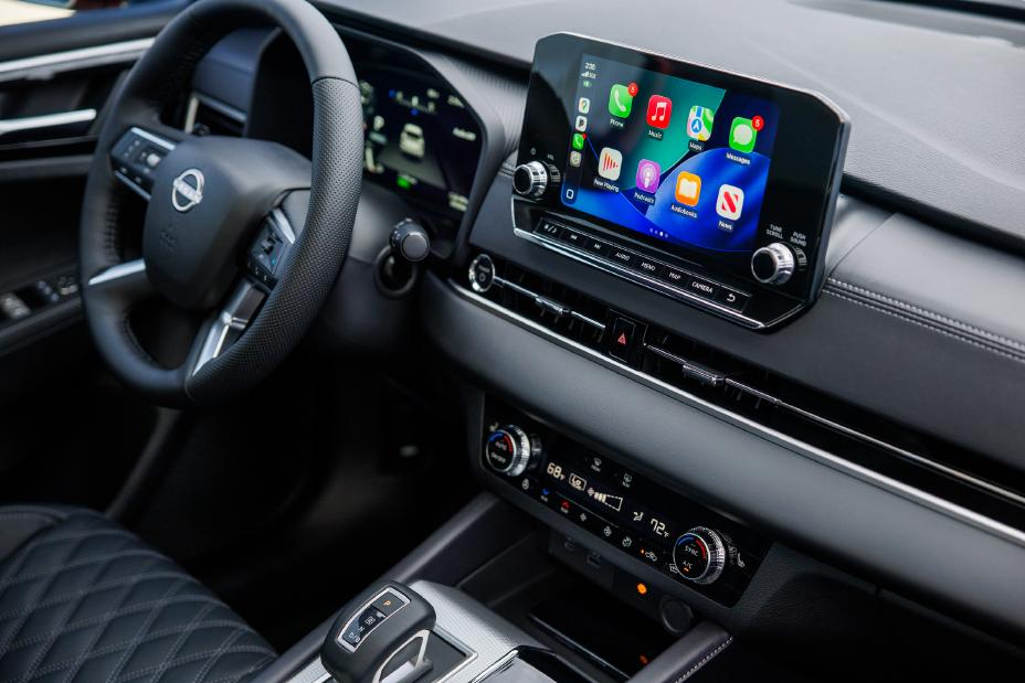 Rogue Plug-in cuenta con ProPILOT Assist 1.12 estándar, que proporciona asistencia de dirección, frenado y aceleración. Factor Automotor