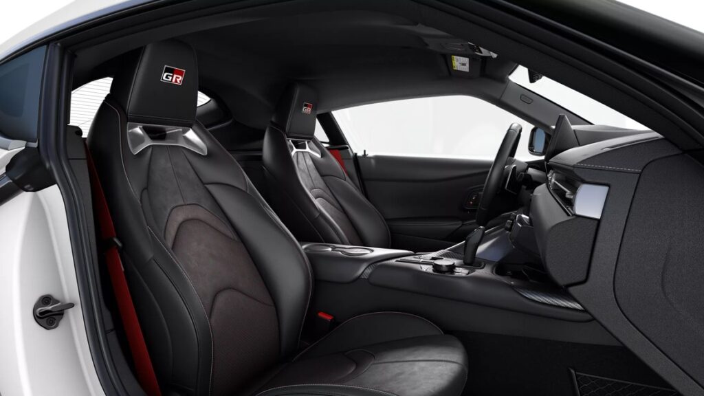 Los autos deportivos de Toyota reflejan el lujo en lo pequeños detalles, como es el caso de las insignias GR en el reposacabezas de GR Supra Final Edition 2026. 