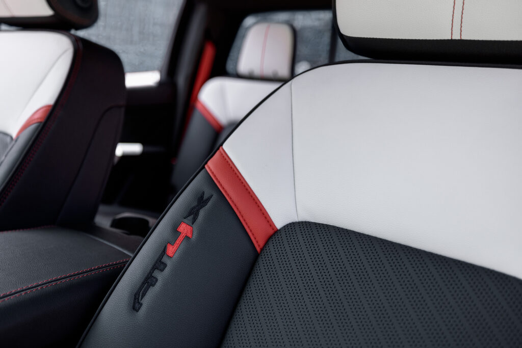 El interior, ofrece máxima elegancia con asientos bitono con acabados en piel, calefactables y ventilables. Factor Automotor