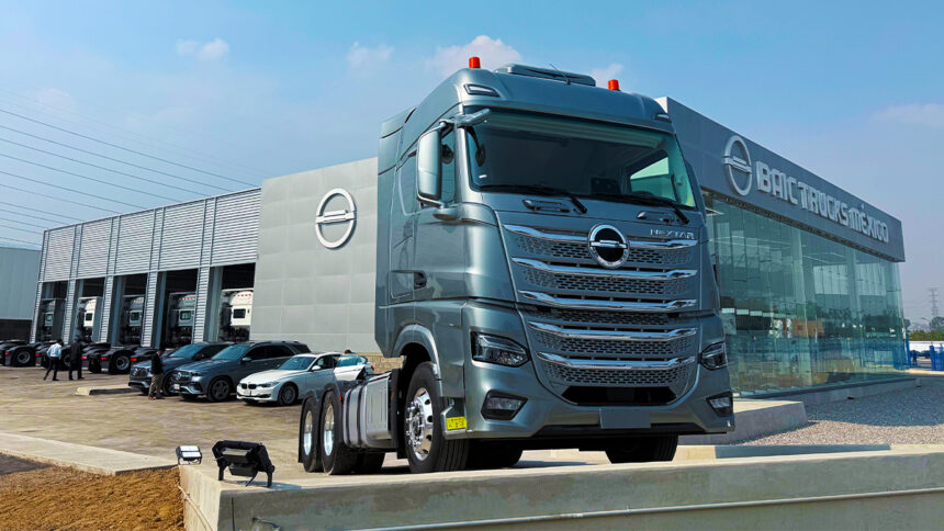 Área principal de la nueva distribuidora BAIC Trucks en Tepotzotlán, diseñada para exhibición de unidades y atención a clientes de flotas Factor automotor