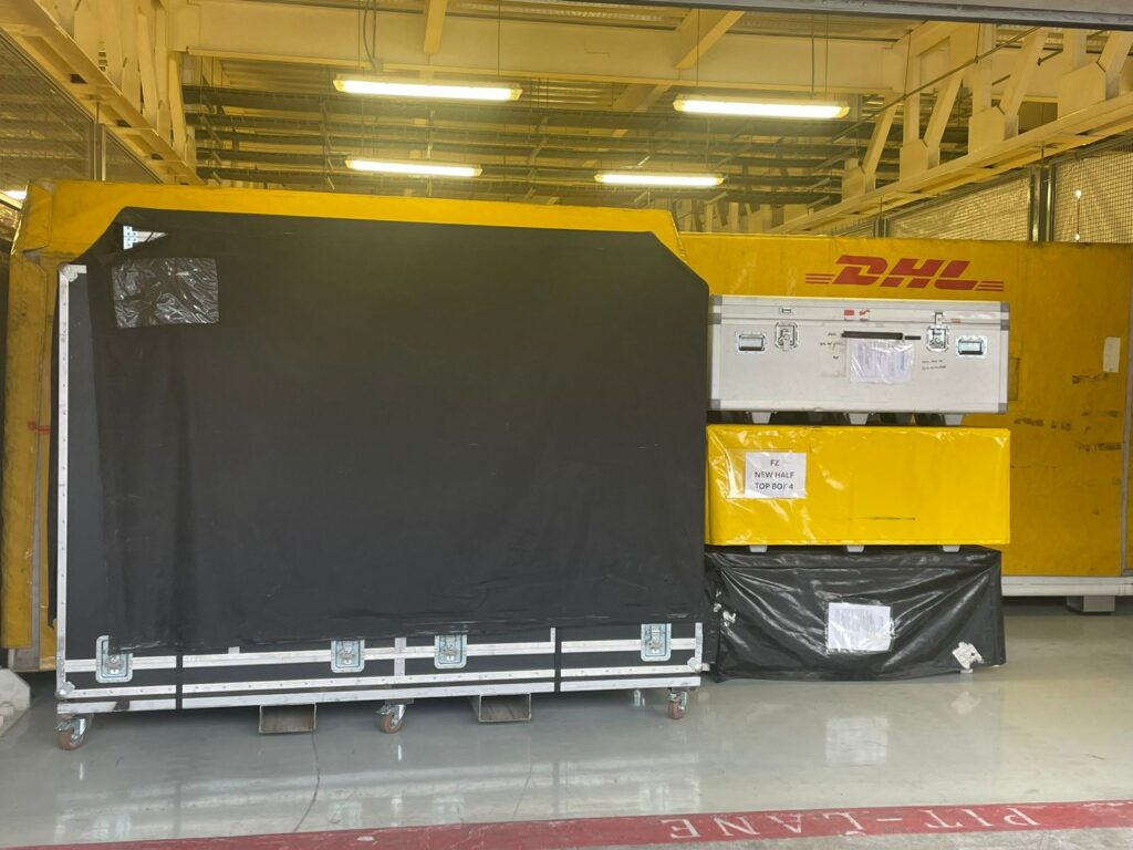 Los monoplaza eléctricos están resguardados en cajas de DHL con tecnología especial. Factor Automotor