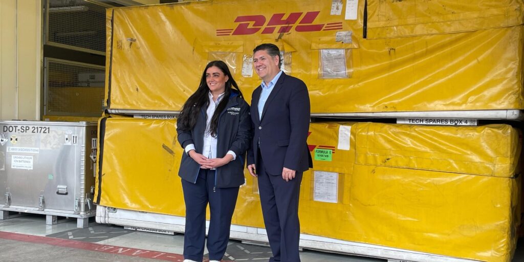Georgina Sánchez-Baca, Regional Senior Partnership Sales Manager de la FE, y Erick Meade, CEO DHL Global Forwarding, durante una conferencia de prensa en el Autódromo Hermanos Rodríguez. Factor Automotor