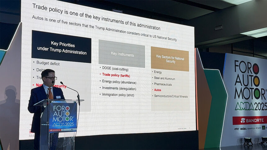 Guido Vildozo de S&P Global Mobility durante su presentación en el Foro Automotor AMDA 2025 sobre aranceles automotrices e inversión en México Factor automotor