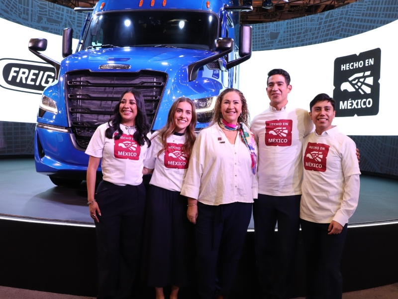 Marcela Barreiro, CEO de Daimler Truck México, recibe el reconocimiento "Hecho en México".