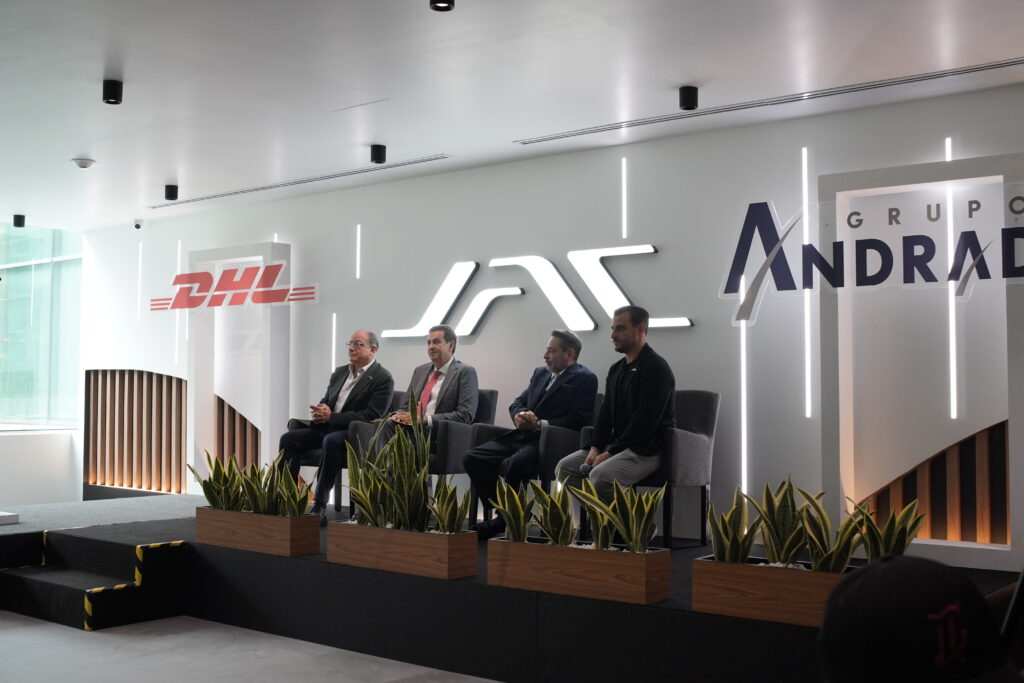Antonio Arranz, CEO de DHL México, y Elías Massri, CEO y presidente del Consejo de Giant Motors Latinoamérica distirbuidor de JAC, estuvieron presentes durante la entrega de las 81 nuevas unidades. Factor Automotor Antonio Arranz, CEO de DHL México, y Elías Massri, CEO y presidente del Consejo de Giant Motors Latinoamérica distribuidor de JAC, estuvieron presentes durante la entrega de las 81 nuevas unidades. Factor Automotor