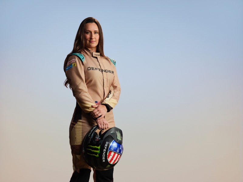 El programa sigue a una alineación de pilotos de clase mundial, encabezada por Stéphane Peterhansel, durante la preparación para la prueba.