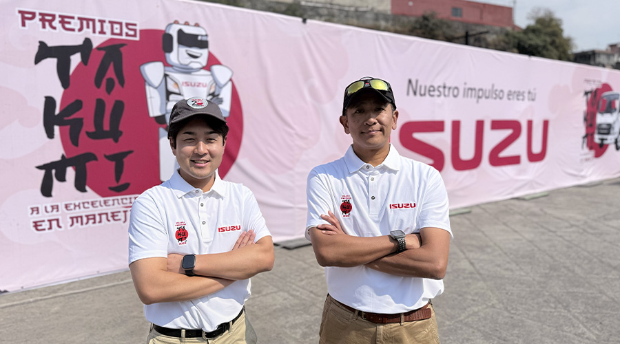 Shinichi Tsutsumi y Hiroshi Ikegawa de Isuzu Motors de México durante la primera edición de los Premios Takumi.