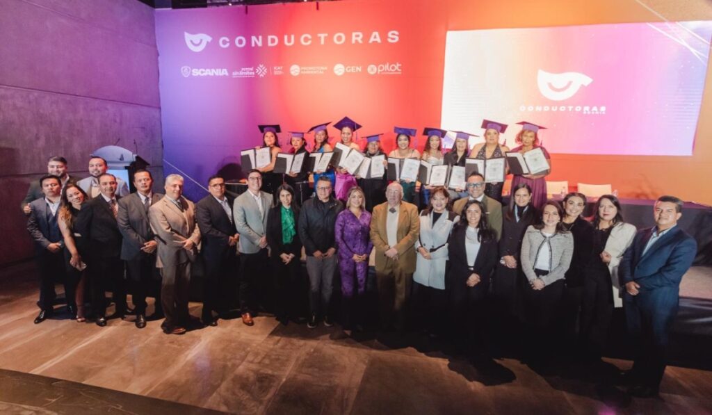 Las nuevas conductoras completaron 196 horas de formación teórica y práctica.