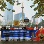 La Guía para comprar un auto más seguro y eficiente fue entregada a conductores en Paseo de la Reforma como herramienta de prevención vial.