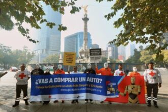 La Guía para comprar un auto más seguro y eficiente fue entregada a conductores en Paseo de la Reforma como herramienta de prevención vial.