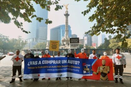 La Guía para comprar un auto más seguro y eficiente fue entregada a conductores en Paseo de la Reforma como herramienta de prevención vial.