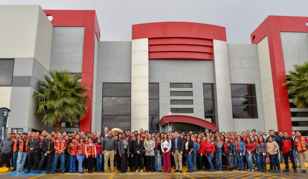 Cummins Ciudad Juárez celebra 40 años como planta estratégica. La instalación embarca más de 3.5 millones de componentes clave anualmente, impulsando así el desarrollo tecnológico en Estados Unidos, Europa y México.