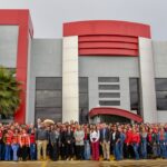 Cummins Ciudad Juárez celebra 40 años como planta estratégica. La instalación embarca más de 3.5 millones de componentes clave anualmente, impulsando así el desarrollo tecnológico en Estados Unidos, Europa y México.