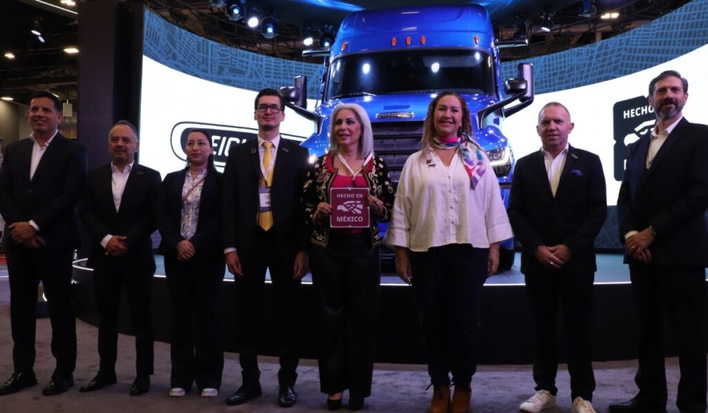Daimler Truck México reafirma su liderazgo industrial al recibir el distintivo 'Hecho en México' por su calidad e innovación.