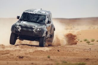 El Rally Dakar 2026 se acerca y Defender presenta una docuserie exclusiva sobre su equipo y los retos en la competición.