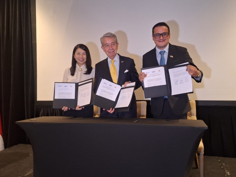 Firma de acuerdos comerciales entre México y Singapur , realizada por Yong Hsin Yue,  Sergio Contreras Pérez y Gerson Garduño, presidente ejecutivo de Singapore-México Chamber of Commerce.