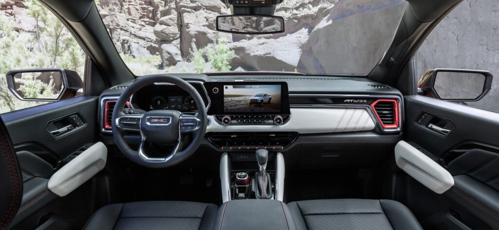 El panel de Canyon AT4X ofrece funciones altamente tecnológicas, con volante con funciones integradas y pantalla con Google integrado. Factor Automotor