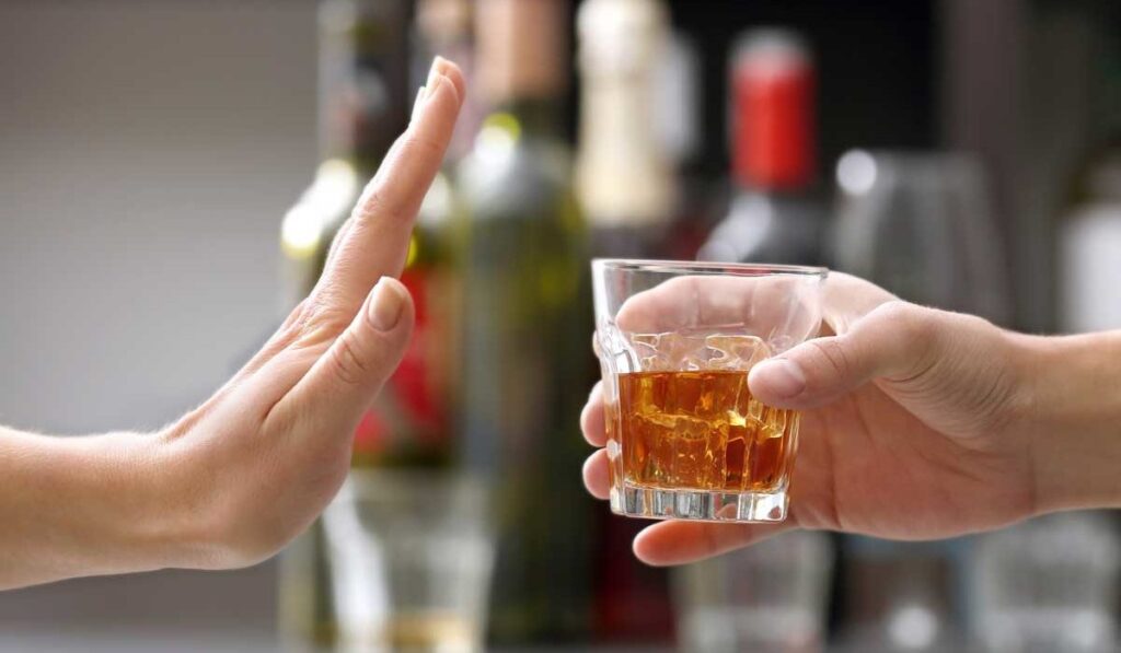 El consumo excesivo de alcohol durante periodos festivos satura los servicios de urgencias hospitalarias.