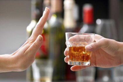 El consumo excesivo de alcohol durante periodos festivos satura los servicios de urgencias hospitalarias.