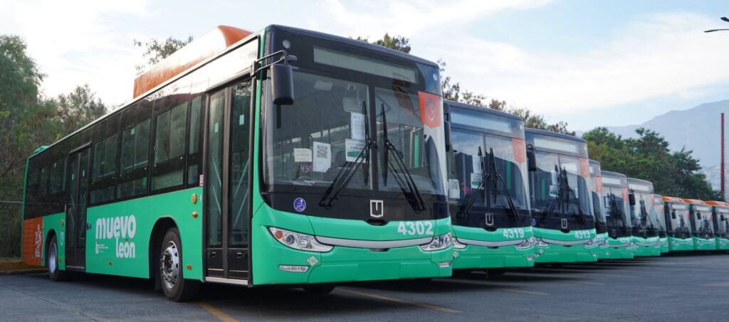 La entrega de 35 nuevos autobuses refrenda el compromiso de Nuevo León con la renovación de flotas. Factor Automotor