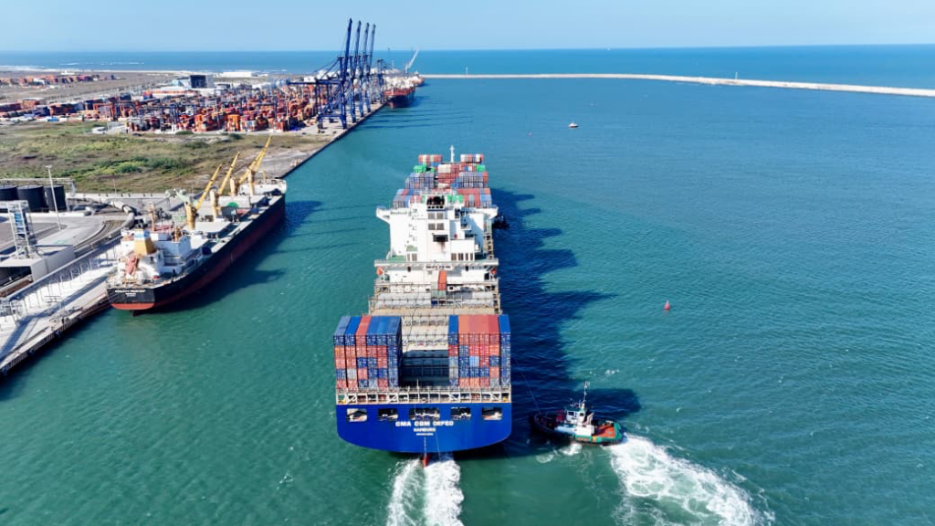 El buque CMA CGM Orfeo posee 349 metros de longitud. Factor Automotor El buque CMA CGM Orfeo posee 349 metros de longitud. Factor Automotor