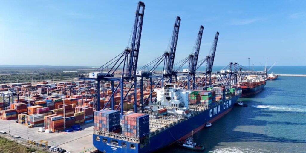 El CMA CGM Orfeo, es el buque de mayor eslora que ha atrancado en el Puerto de Veracruz. Factor Automotor El CMA CGM Orfeo, es el buque de mayor eslora que ha atrancado en el Puerto de Veracruz. Factor Automotor