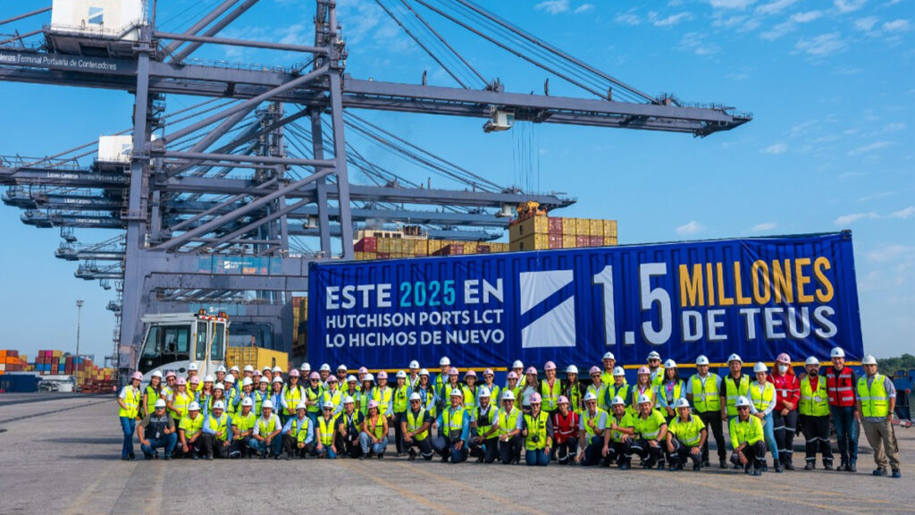 Hutchison Ports LCT consolida 1.5 millones de TEUs operados en Lázaro Cárdenas en 2025 Equipo de Hutchison Ports LCT en el puerto de Lázaro Cárdenas tras alcanzar 1.5 millones de TEUs operados en 2025