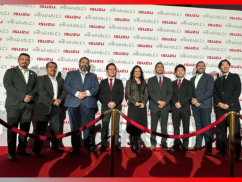 Directivos de Isuzu Motors de México durante la presentación del documental Los Imparables, serie que retrata historias reales de clientes del transporte de carga