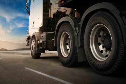 La correcta presión y el diseño renovable de los neumáticos son claves para mejorar seguridad, eficiencia y sostenibilidad en el transporte comercial.