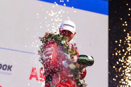 Oliver Rowland celebra el tercer lugar para Nissan en la Fórmula E, tras una remontada clave en el Autódromo Hermanos Rodríguez.