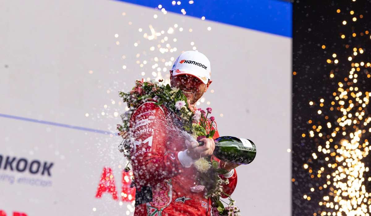 Oliver Rowland celebra el tercer lugar para Nissan en la Fórmula E, tras una remontada clave en el Autódromo Hermanos Rodríguez.