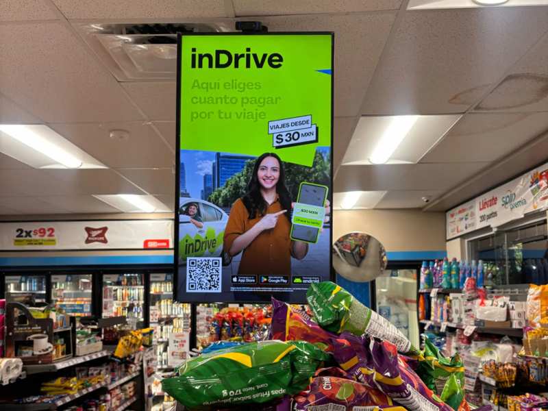La estrategia contempla presencia de inDrive en tiendas OXXO mediante pantallas digitales y materiales informativos.