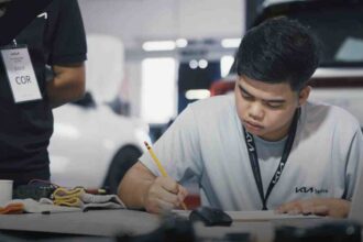 Kia presenta un documental que muestra el impacto global de su programa Bootcamp en la formación técnica de jóvenes.