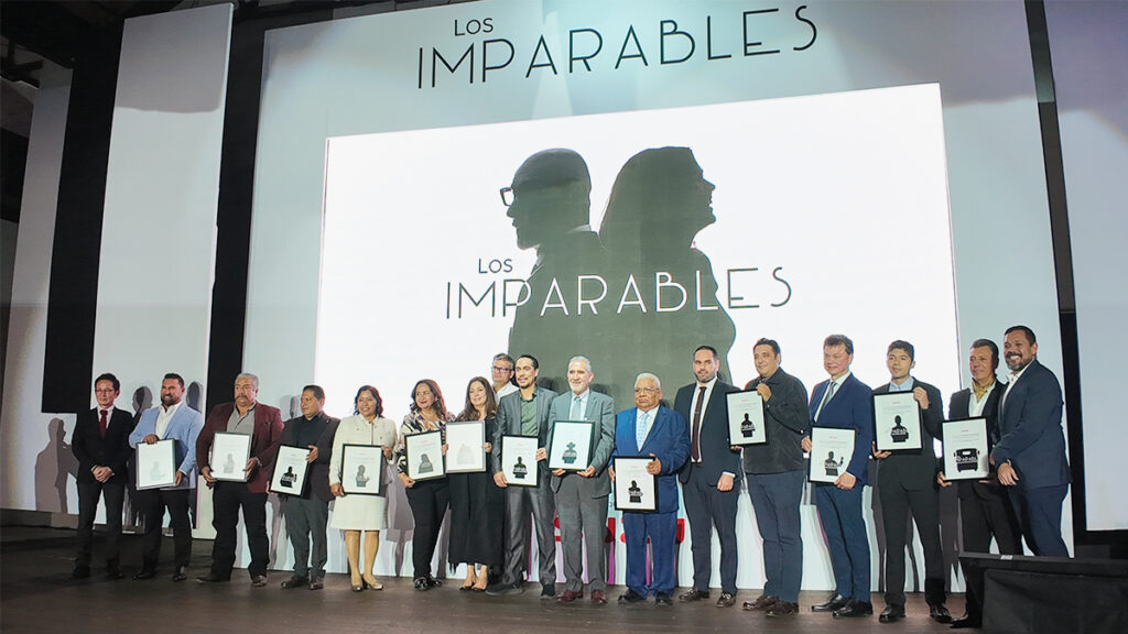 Clientes de Isuzu Motors de México reciben reconocimiento durante la presentación del documental Los Imparables, una serie que reúne historias reales del transporte de carga en el país.