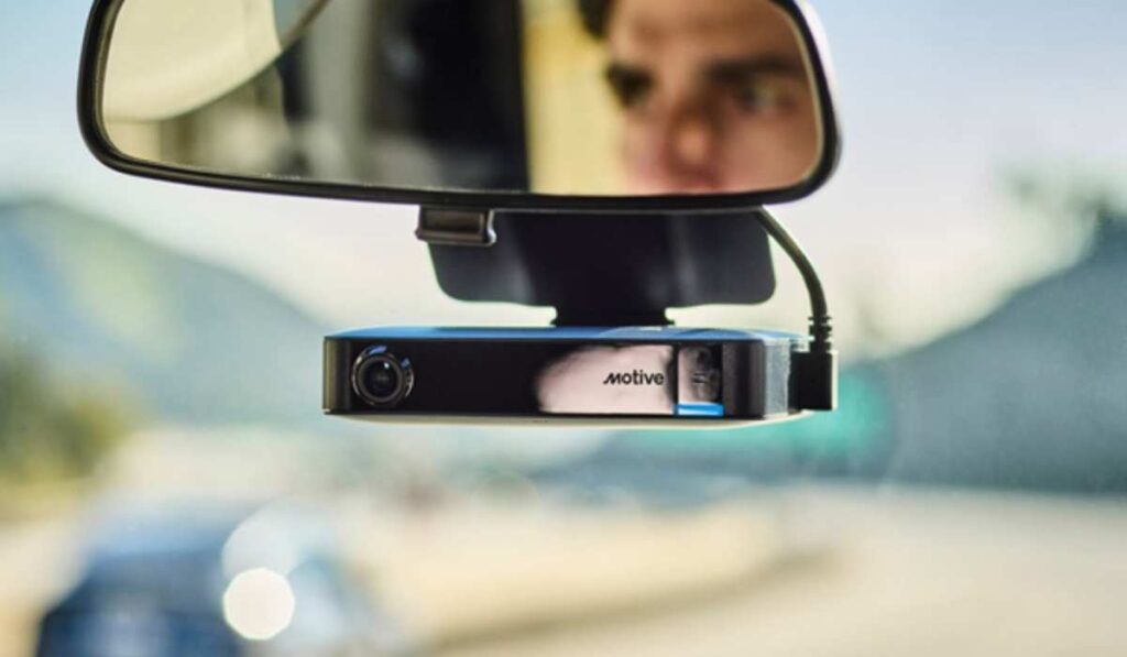 Impulsada por el procesador Qualcomm Dragonwing™ QCS6490, la IA Dashcam Plus puede ejecutar más de 30 modelos de IA de forma simultánea.
