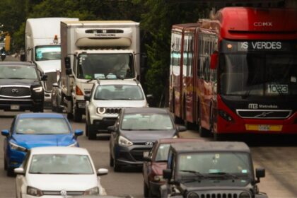 Más motos y autos, menos transporte público: la congestión vial en la CDMX ya es un problema estructural que impacta el desarrollo urbano, según la AMTM.