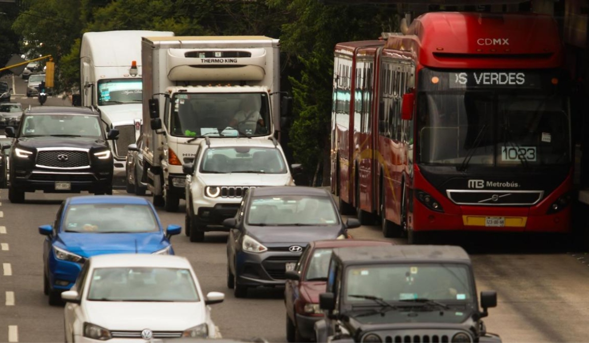 Más motos y autos, menos transporte público: la congestión vial en la CDMX ya es un problema estructural que impacta el desarrollo urbano, según la AMTM.