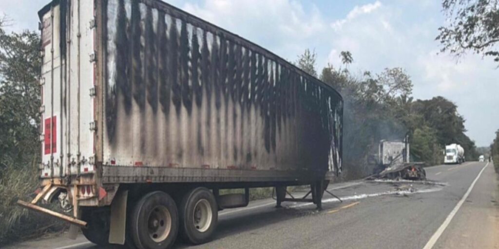 Tras el presunto abatimiento de El Mencho, se reportan cierres carreteros e incendio de unidades en diversas partes del país. Factor Automotor Tras el presunto abatimiento de El Mencho, se reportan cierres carreteros e incendio de unidades en diversas partes del país. Factor Automotor