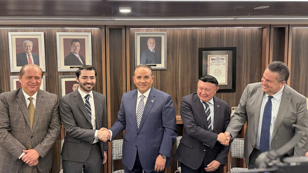 Augusto Ramos, presidente electo de CANACAR 2026, junto a Miguel Ángel Martínez Millán y Rómulo Mejía durante reunión institucional en la transición de la Cámara.